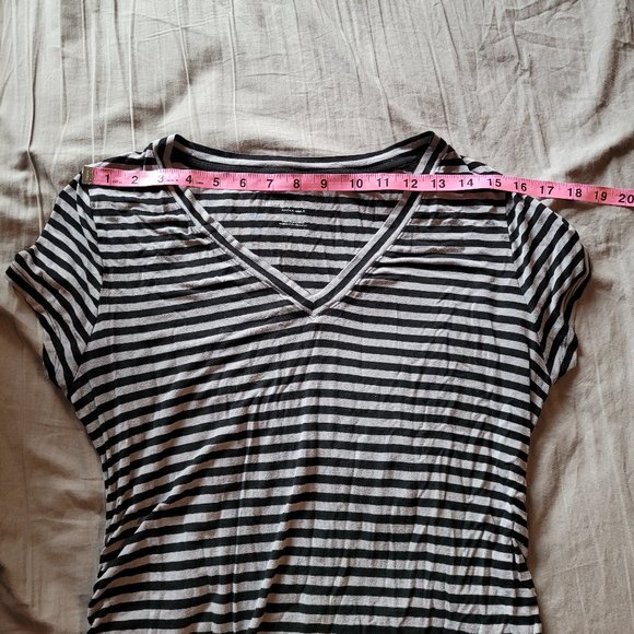 Medium Liz Lange Maternity Striped V-Neck Side-Ruched Tee - Picture 4 of 7